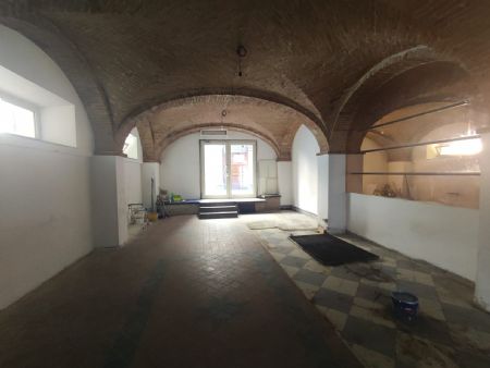Vendita Locale commerciale SIENA: ZONA CENTRALISSIMA.  Vendesi, in zona di grande passaggio, locale ad commerciale di circa 80...